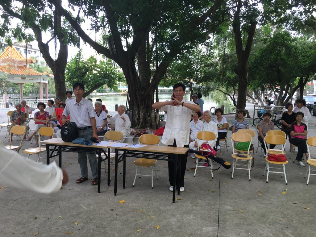 李诚教练向参赛者敬礼